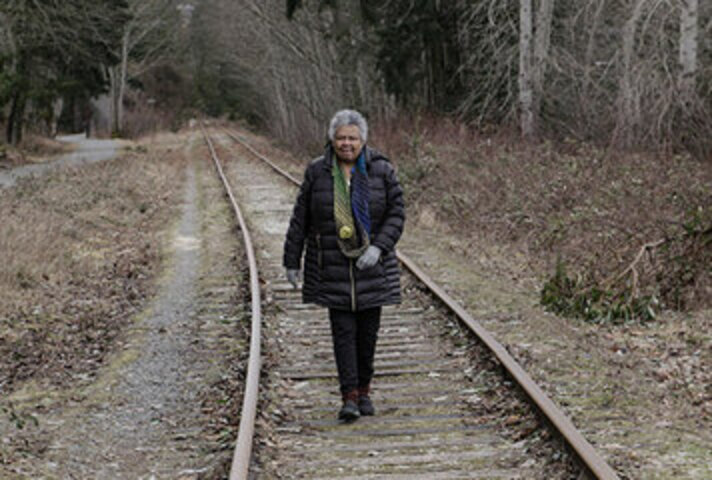 femme qui marche sur les voies ferrées